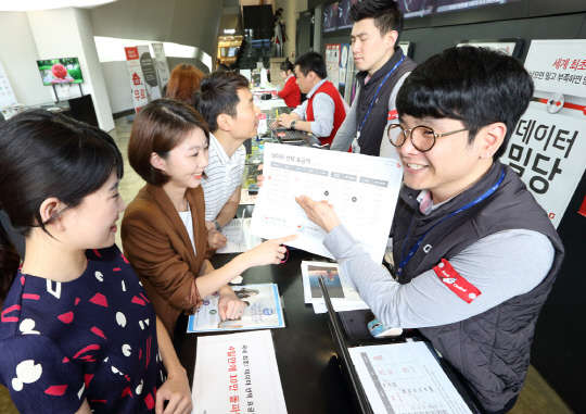 KT는 지난 8일 출시한 '데이터 선택 요금제' 가입자가 출시 4일째인 12일 오후 2시 기준 10만 명에 달했다고 밝혔다. 고객들이 광화문 올레스퀘어 매장에서 '데이터 선택 요금제' 가입 문의를 하고 있다. 사진= KT 제공